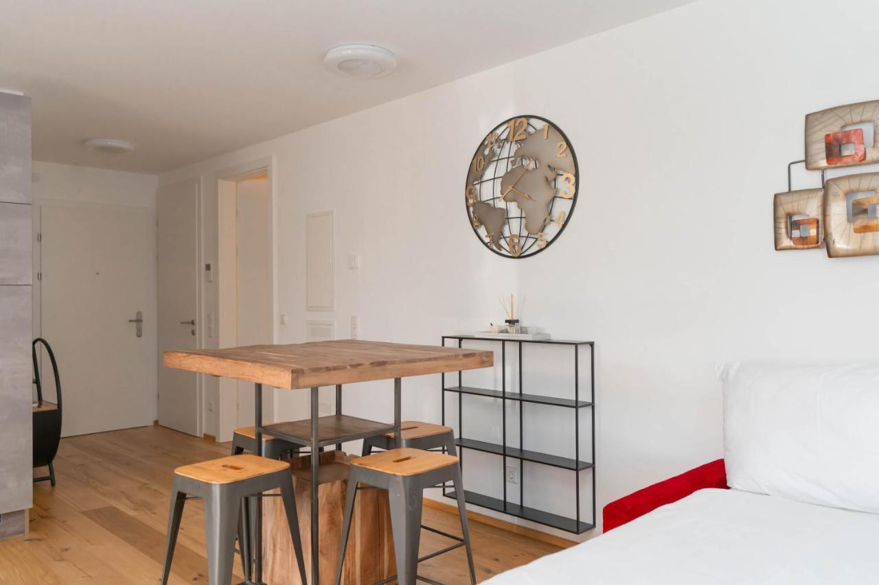 וינה Luxurious Apartment With Big Balcony Near City Center מראה חיצוני תמונה