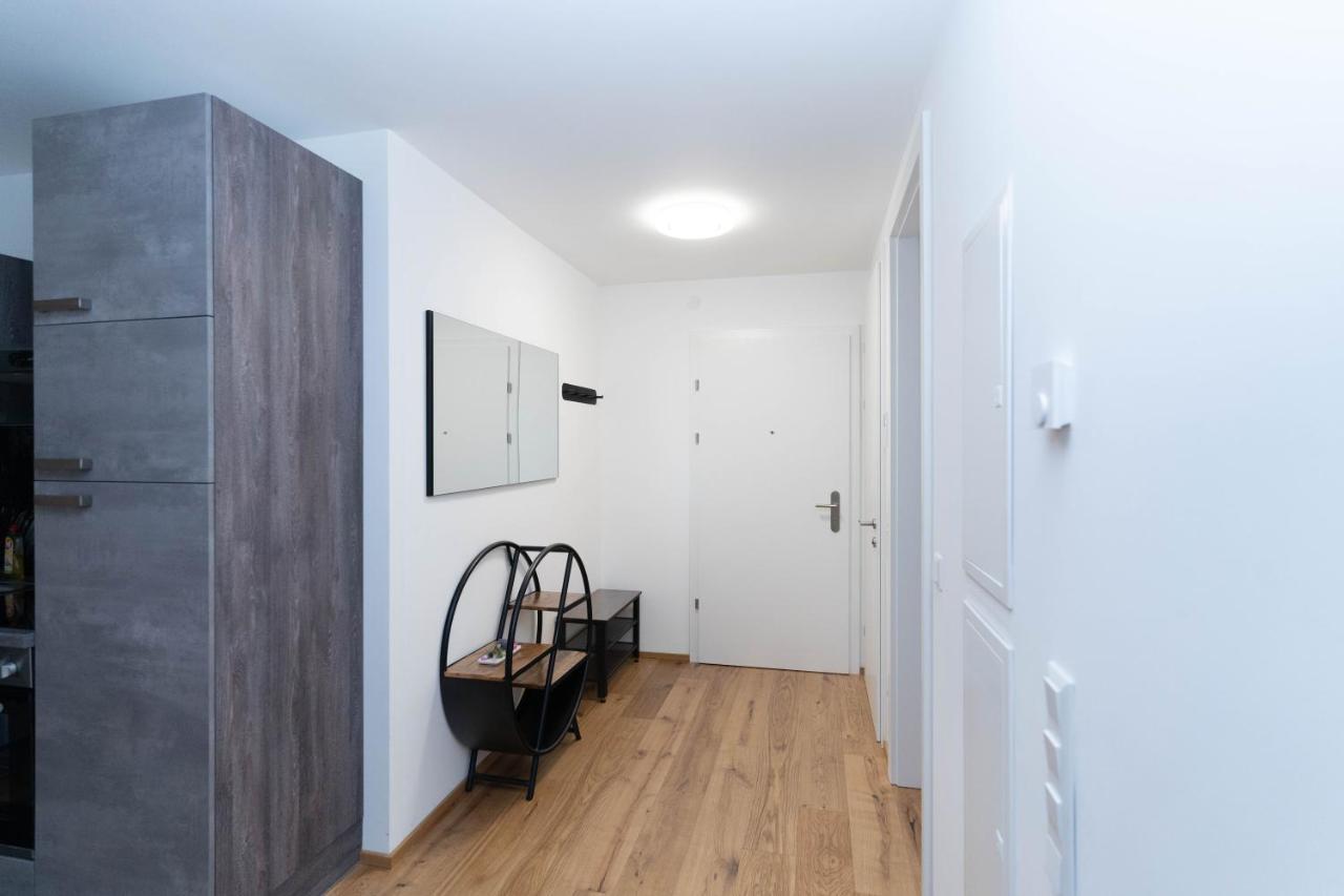 וינה Luxurious Apartment With Big Balcony Near City Center מראה חיצוני תמונה