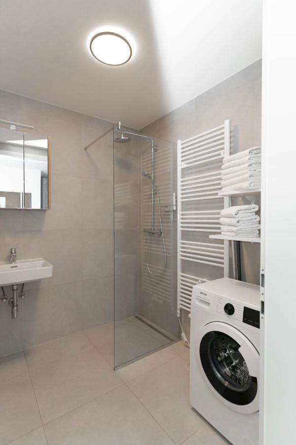 וינה Luxurious Apartment With Big Balcony Near City Center מראה חיצוני תמונה